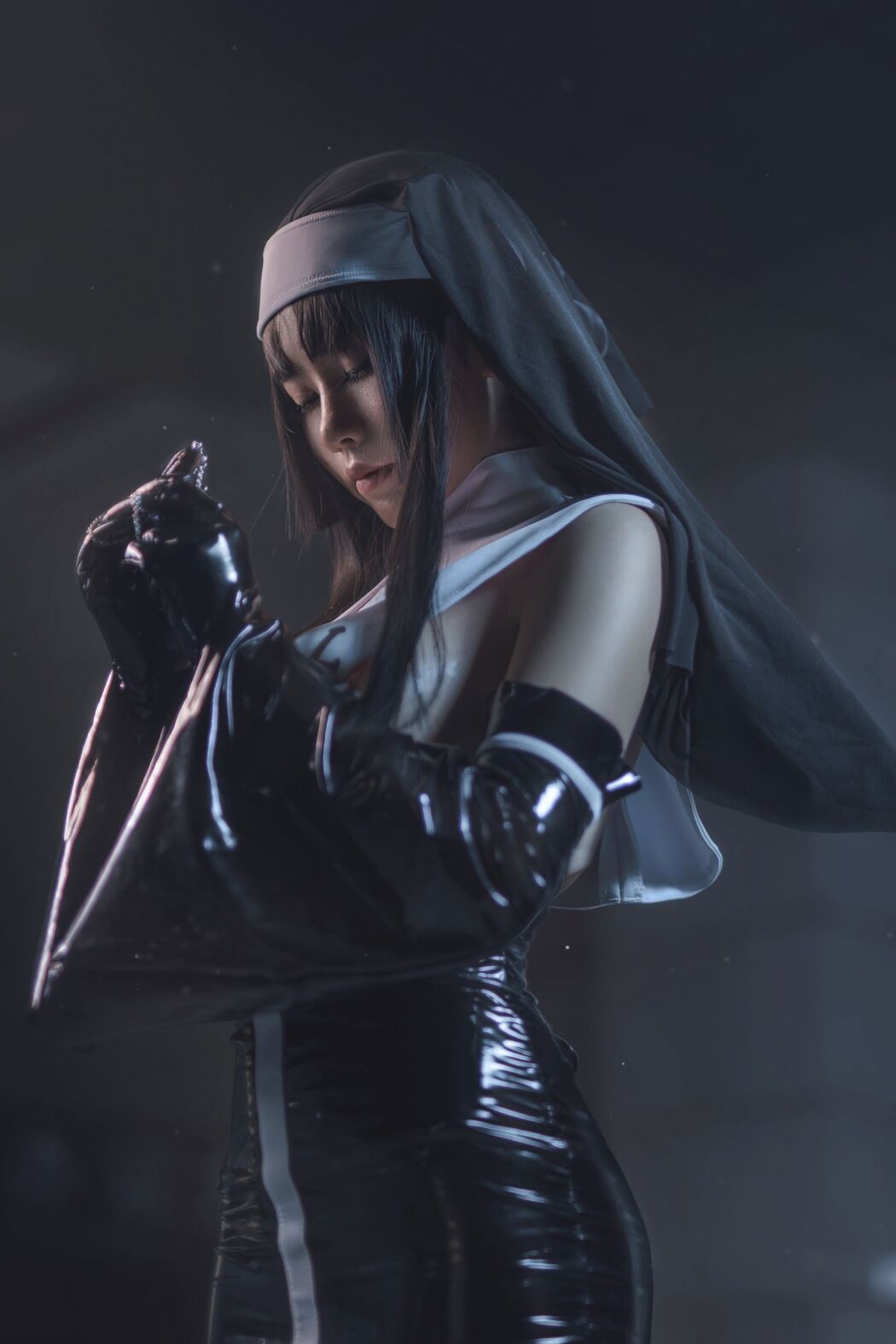 [Internet celebrity COSER photo] Anime blogger uki rainy season - nun black gel coat