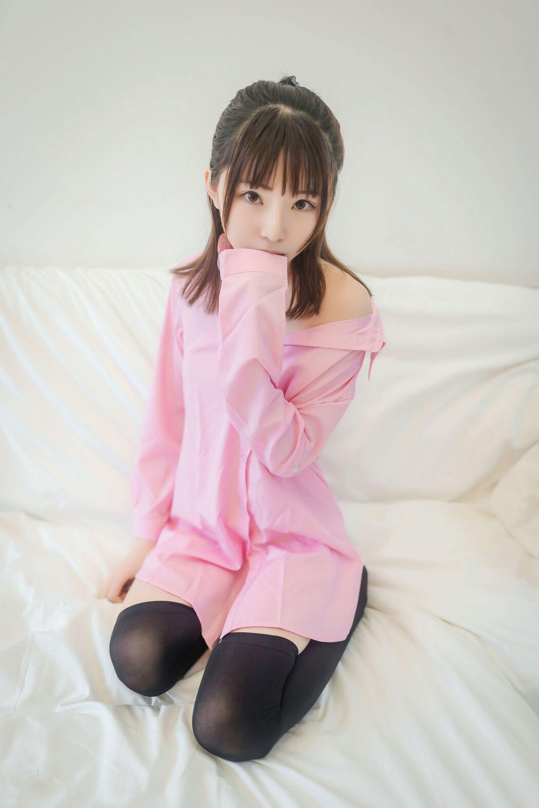 [Net Red COSER] Anime blogger Kitaro_ Kitaro - Pink Shirt