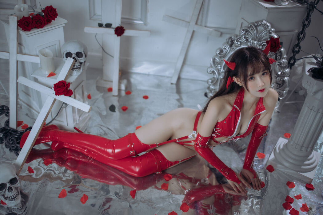 Coser@羽生三未 – 红色胶衣小恶魔