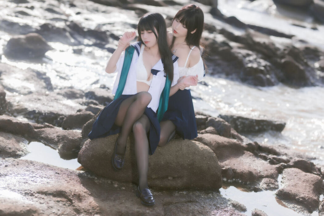 Coser@不呆猫 And 三無人型 – 水手服百合黑丝