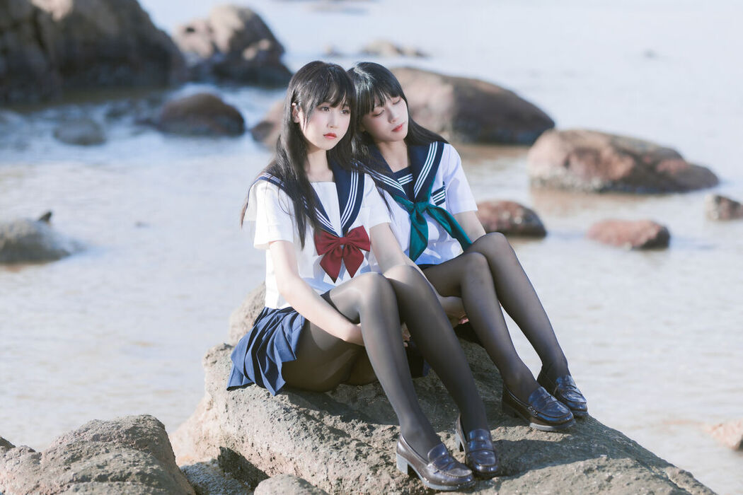 Coser@不呆猫 And 三無人型 – 水手服百合黑丝