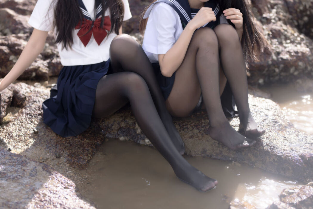 Coser@不呆猫 And 三無人型 – 水手服百合黑丝