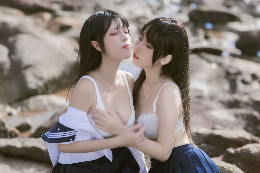 Coser@不呆猫 And 三無人型 – 水手服百合黑丝