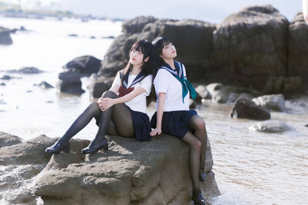 Coser@不呆猫 And 三無人型 – 水手服百合黑丝