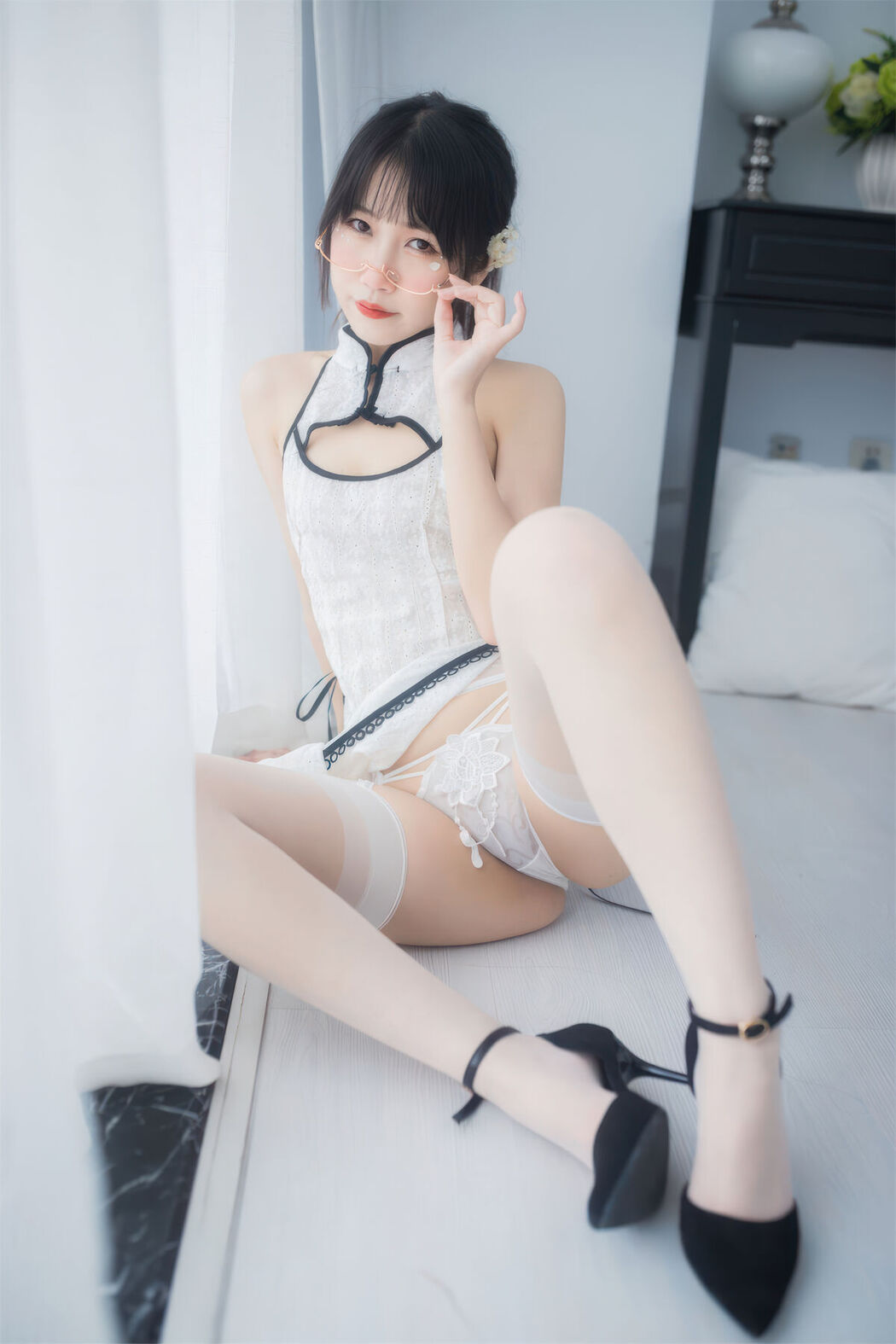 Coser@不呆猫 – 人妻白旗袍