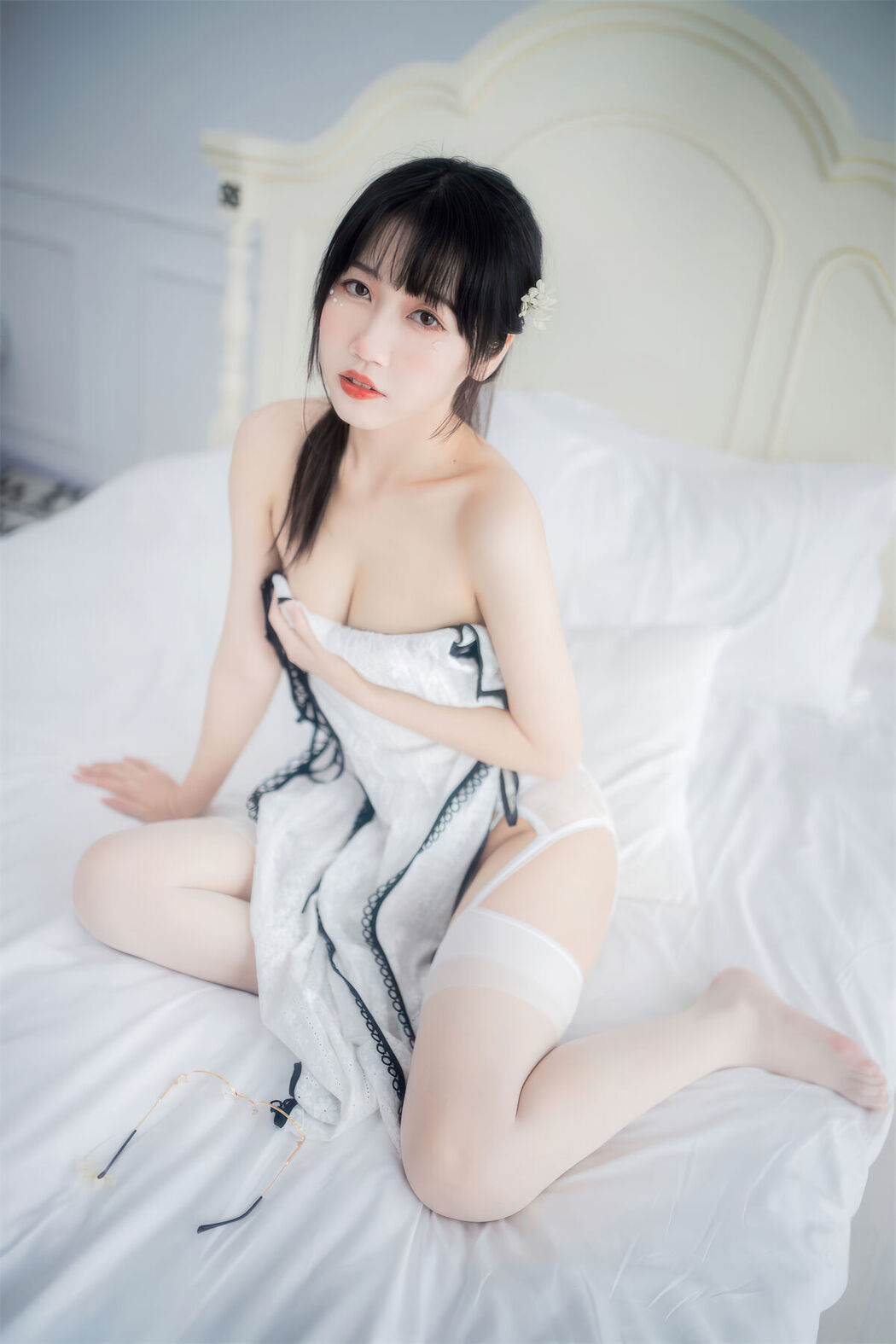 Coser@不呆猫 – 人妻白旗袍