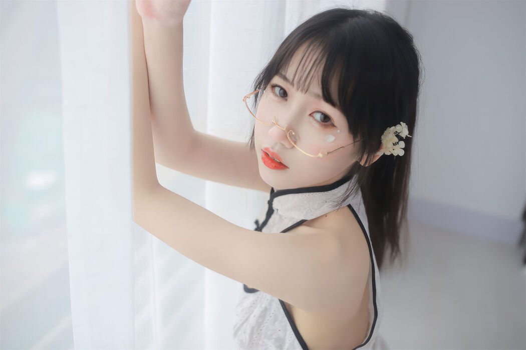 Coser@不呆猫 – 人妻白旗袍