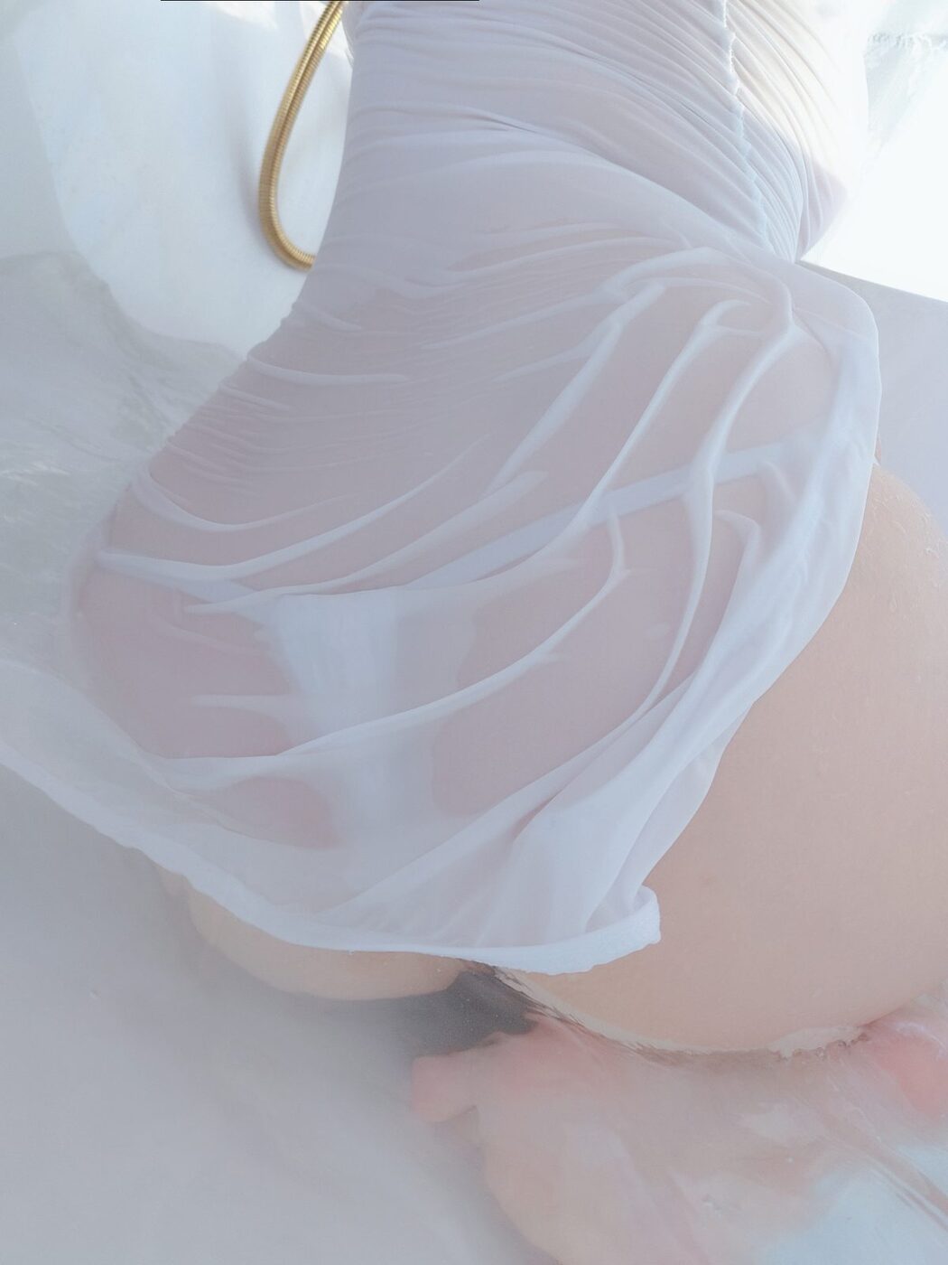 Coser@日奈娇 – 湿身小白裙