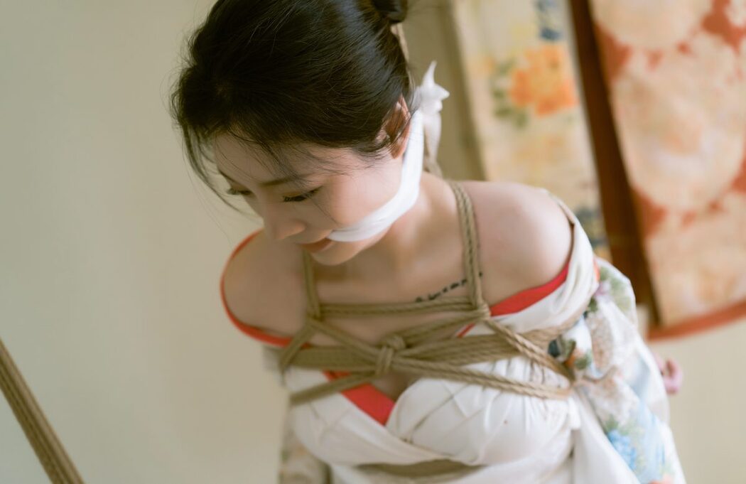 Coser@桃良阿宅 – 紧缚