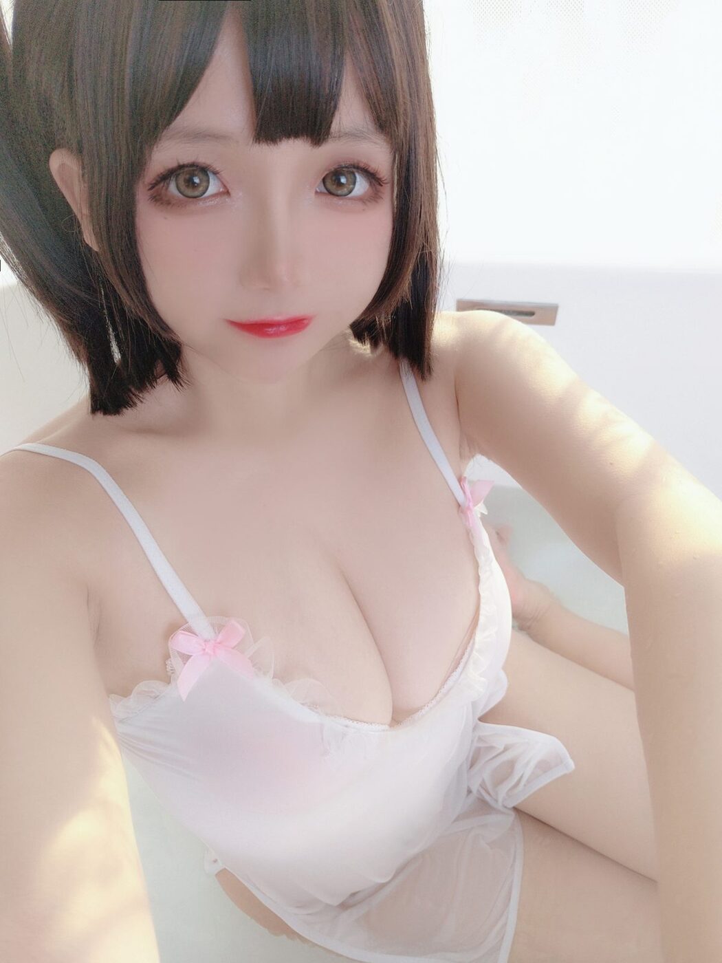 Coser@日奈娇 – 湿身小白裙