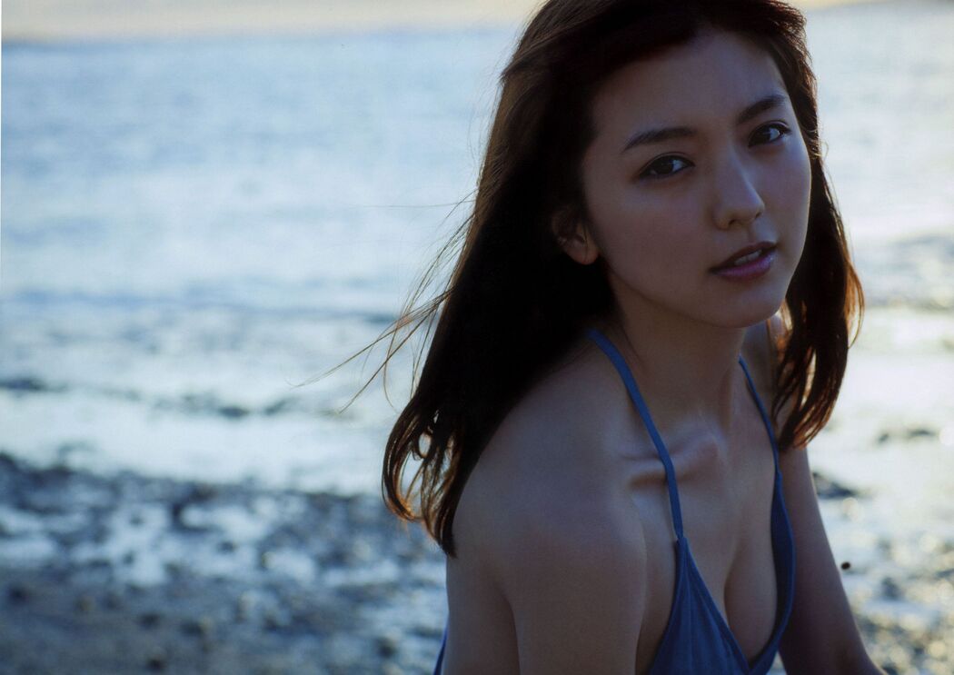 Erina Mano << Escalation >> [PhotoBook]