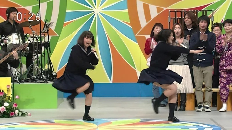  テレビやニュースに偶然映ったJKパンチラ！
