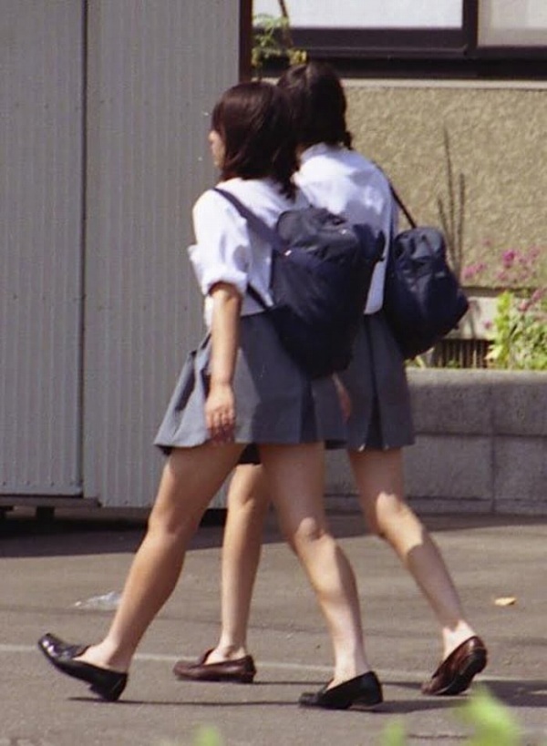  JK 裸足画像！制服に素足のふくらはぎ！