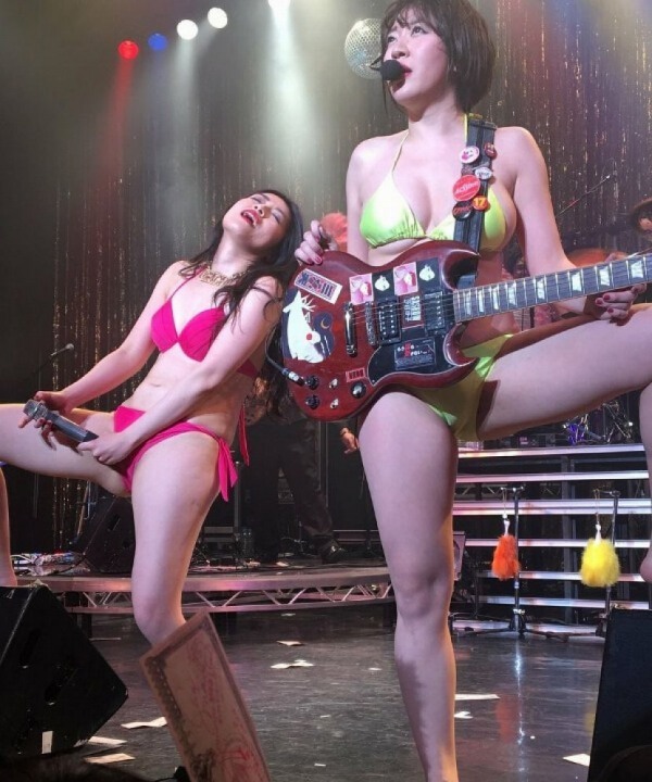  売れない地下アイドルの過激ライブエロ画像！パンチラどころかヌード！