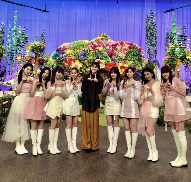  NiziU（ニジュー）エロ画像！おっぱい・パンチラ・太ももが激シコお宝！