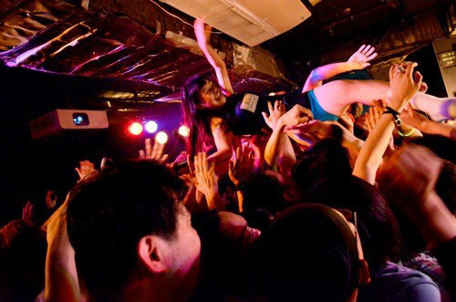  売れない地下アイドルの過激ライブエロ画像！パンチラどころかヌード！