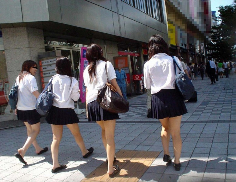  JK 裸足画像！制服に素足のふくらはぎ！