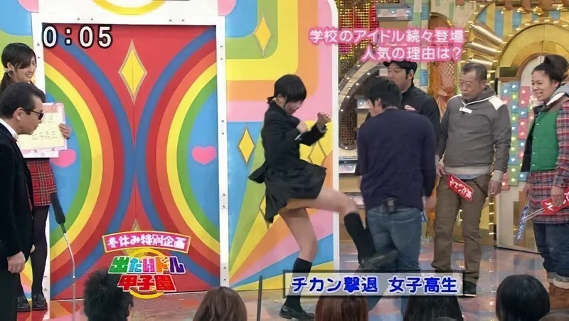 テレビやニュースに偶然映ったJKパンチラ！