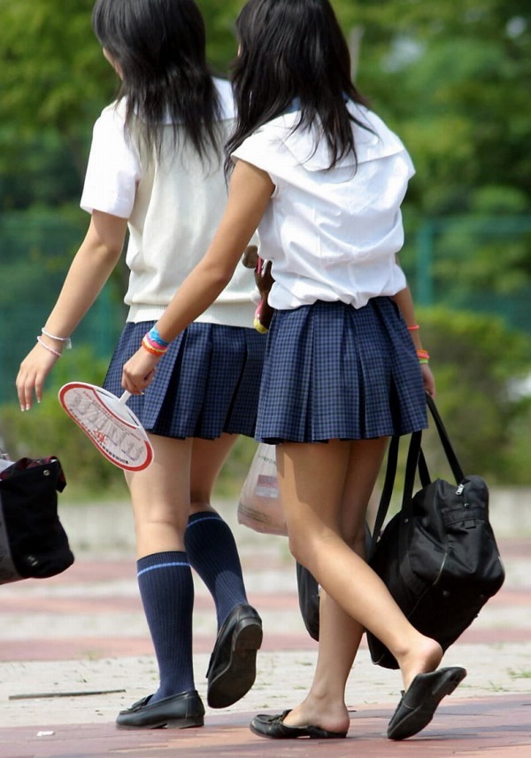  JK 裸足画像！制服に素足のふくらはぎ！