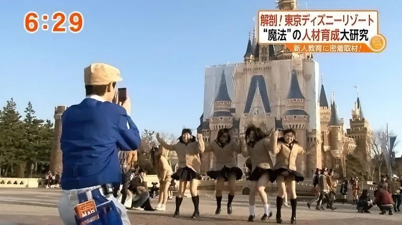  テレビやニュースに偶然映ったJKパンチラ！