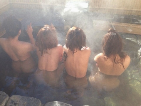  SNS エロ画像！おっぱいや尻も丸出しヌード！