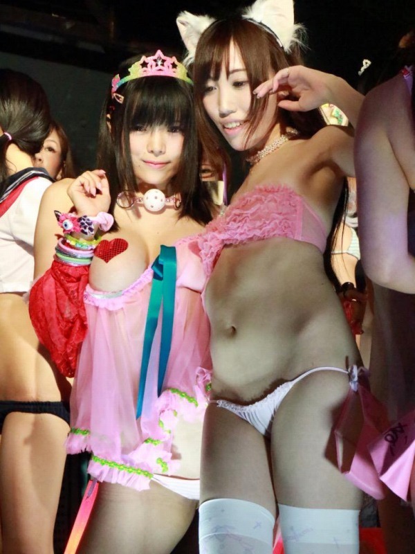  売れない地下アイドルの過激ライブエロ画像！パンチラどころかヌード！
