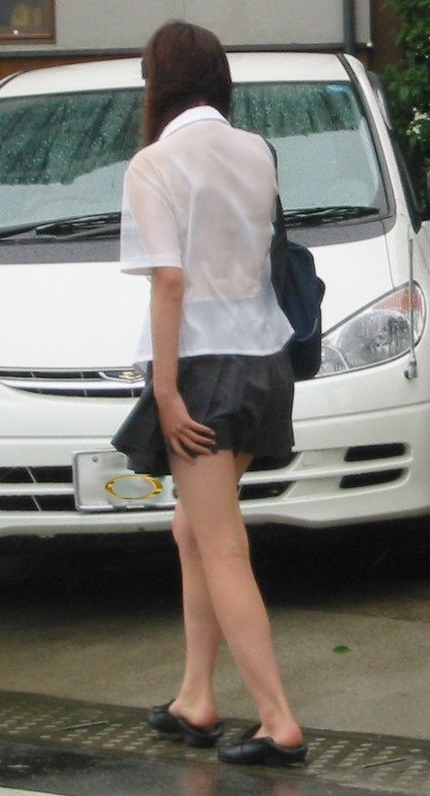  JK 裸足画像！制服に素足のふくらはぎ！