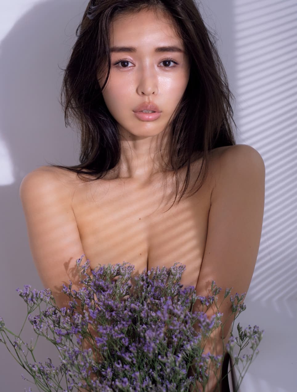 Hitomi Kaji 加治ひとみ, FRIDAY 2020.12.18 (フライデー 2020年12月18日号)