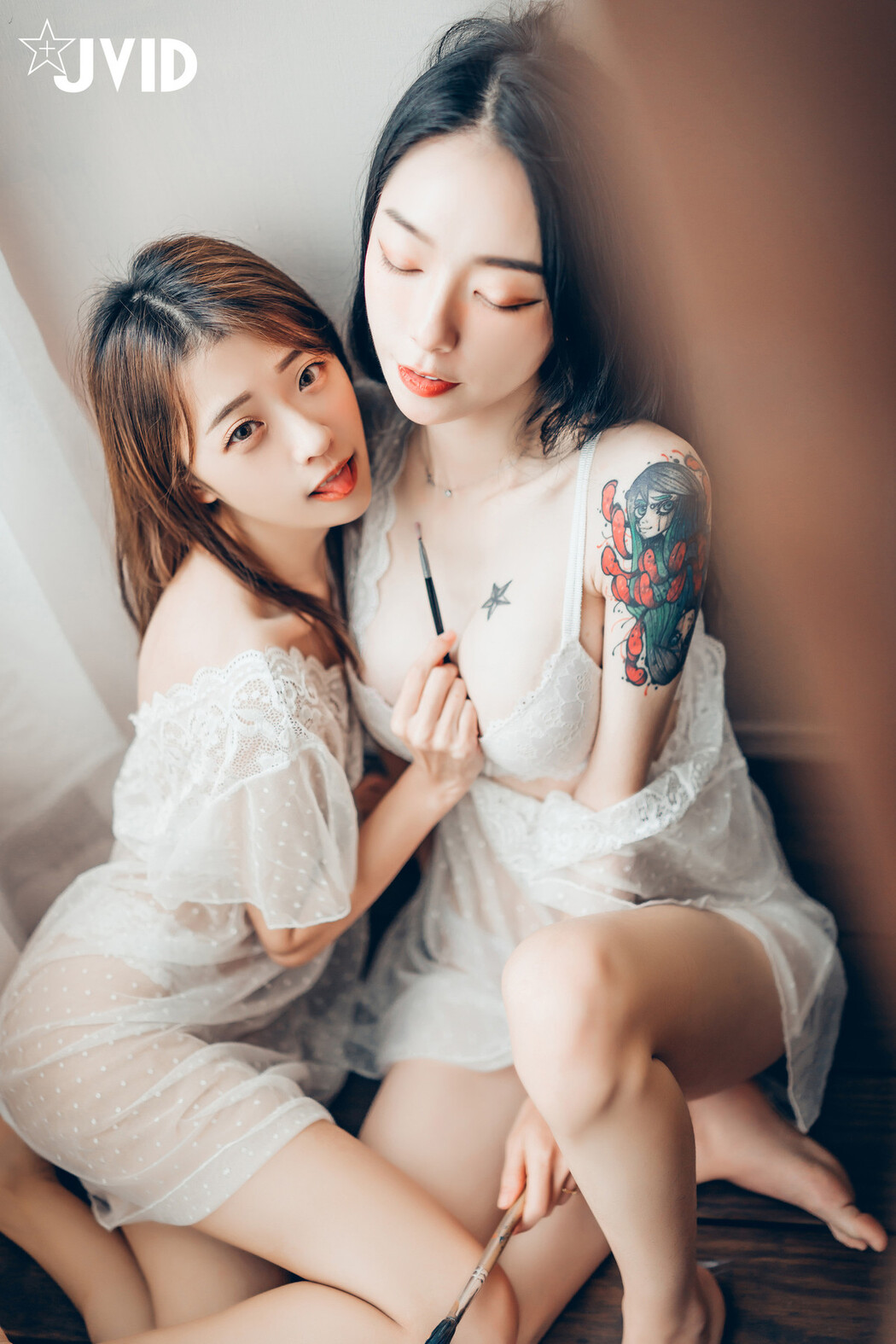 JVID精品 飄飄 妍妍 百合花神の美少女 最色色嘗試 辰辰特別客串！色色最大突破 Set.01