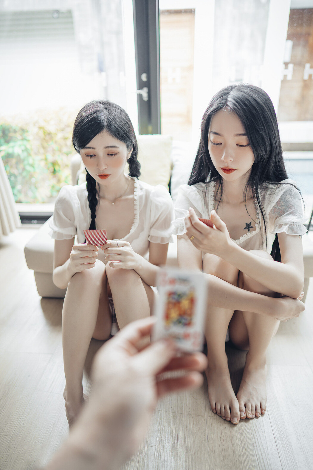 JVID精品 情色國王遊戲🔞比賽寫真情色大突破🔥 飄飄 辰辰 挑戰大家從沒有看過的她們 內容絕對厲害!!超誠意尺度滿滿的國王視角❤️讓兩位女神服侍 誰才是國王 Set.01
