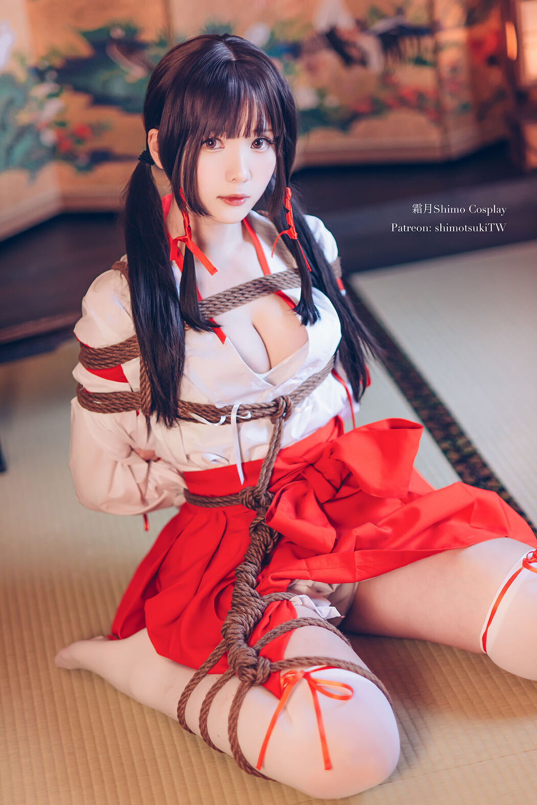 Coser@霜月shimo – 巫女捆绑 Cover Photo