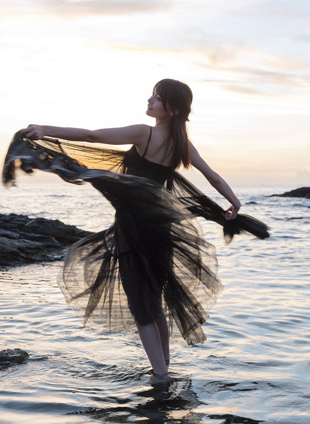 Sayaka Nitori 似鳥沙也加, 1st写真集 「Ribbon」 Set.01