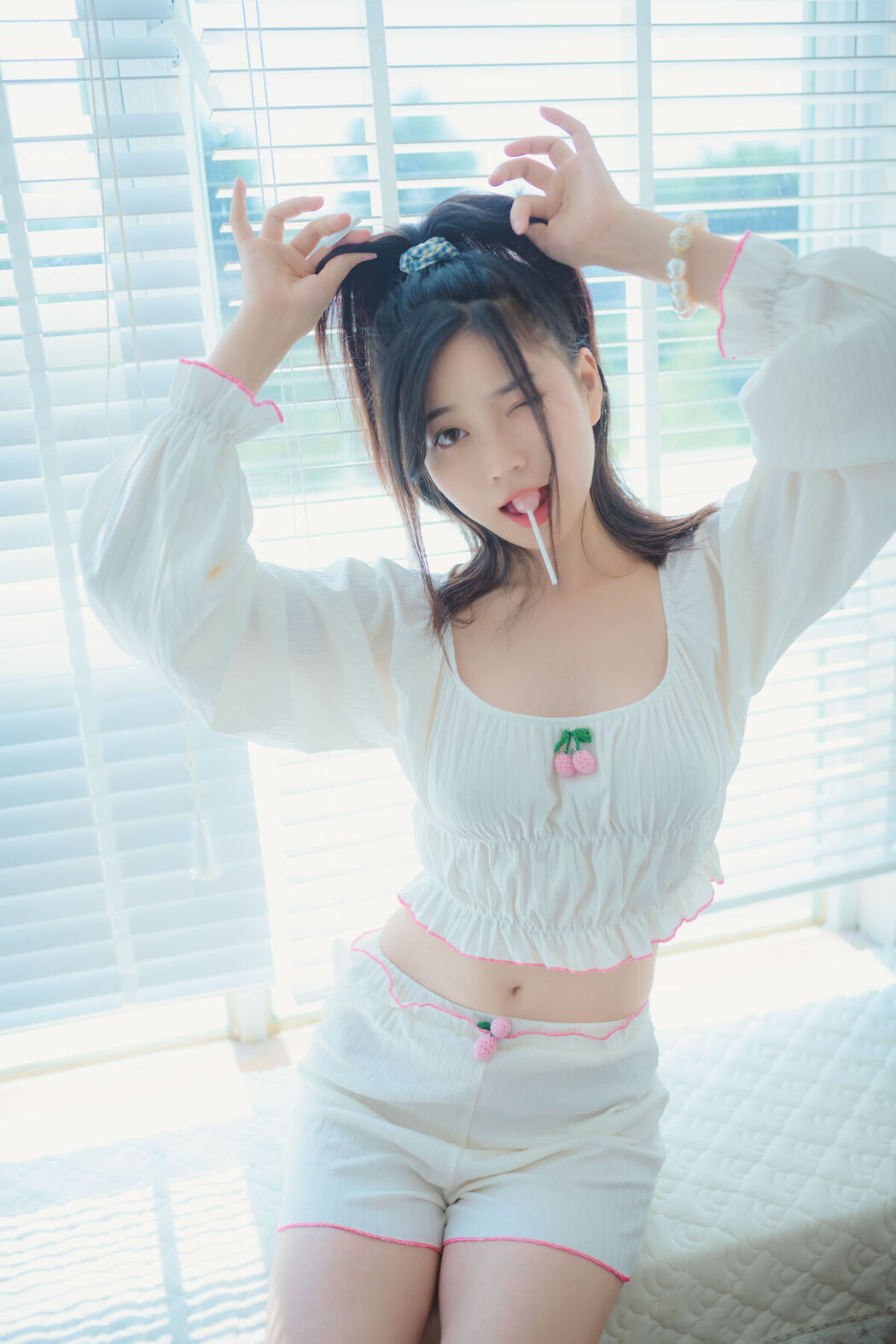 Coser@年年Nnian – 爱吃棒棒糖的少女