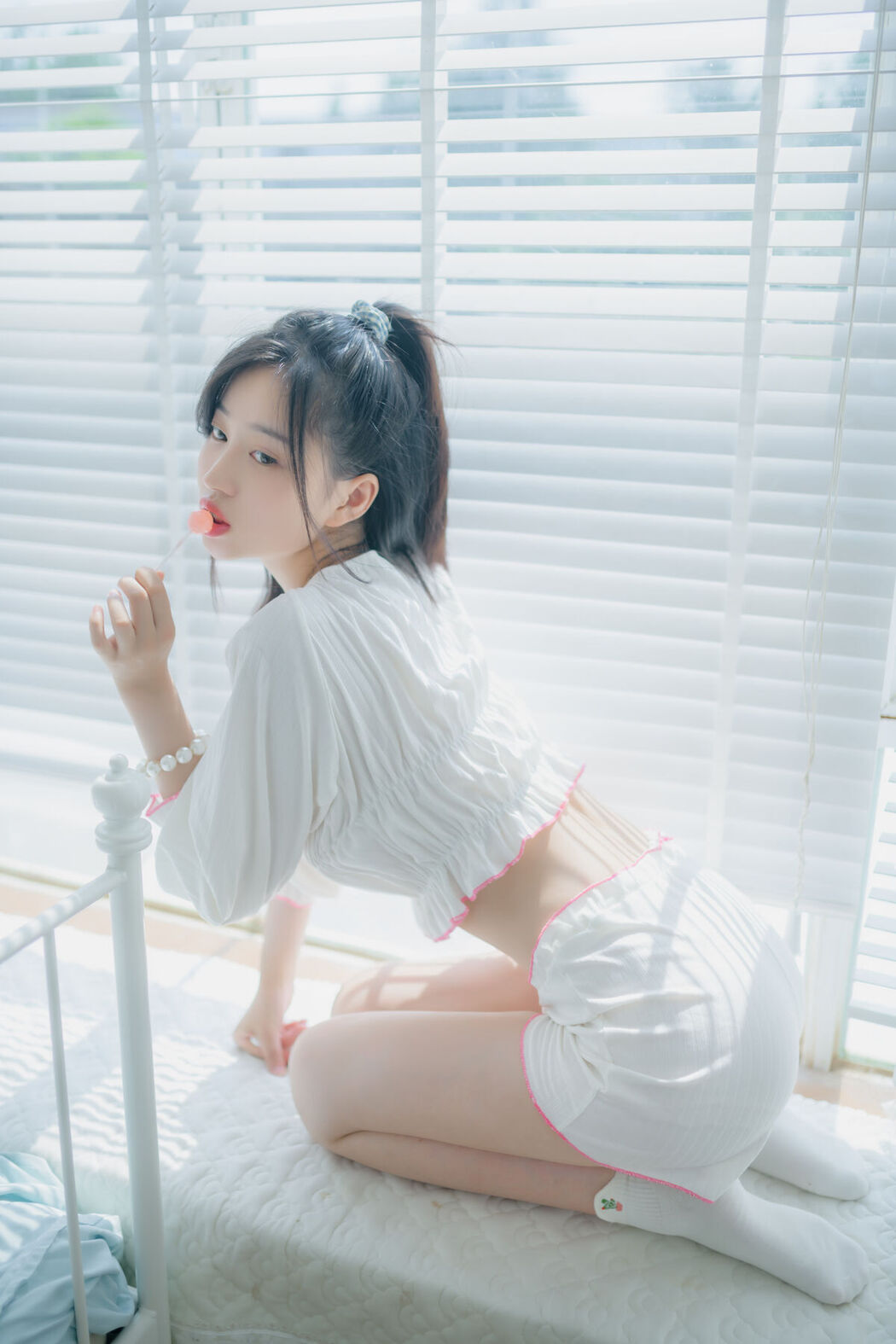 Coser@年年Nnian – 爱吃棒棒糖的少女