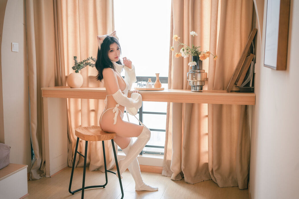 Coser@桃良阿宅 – 白毛衣