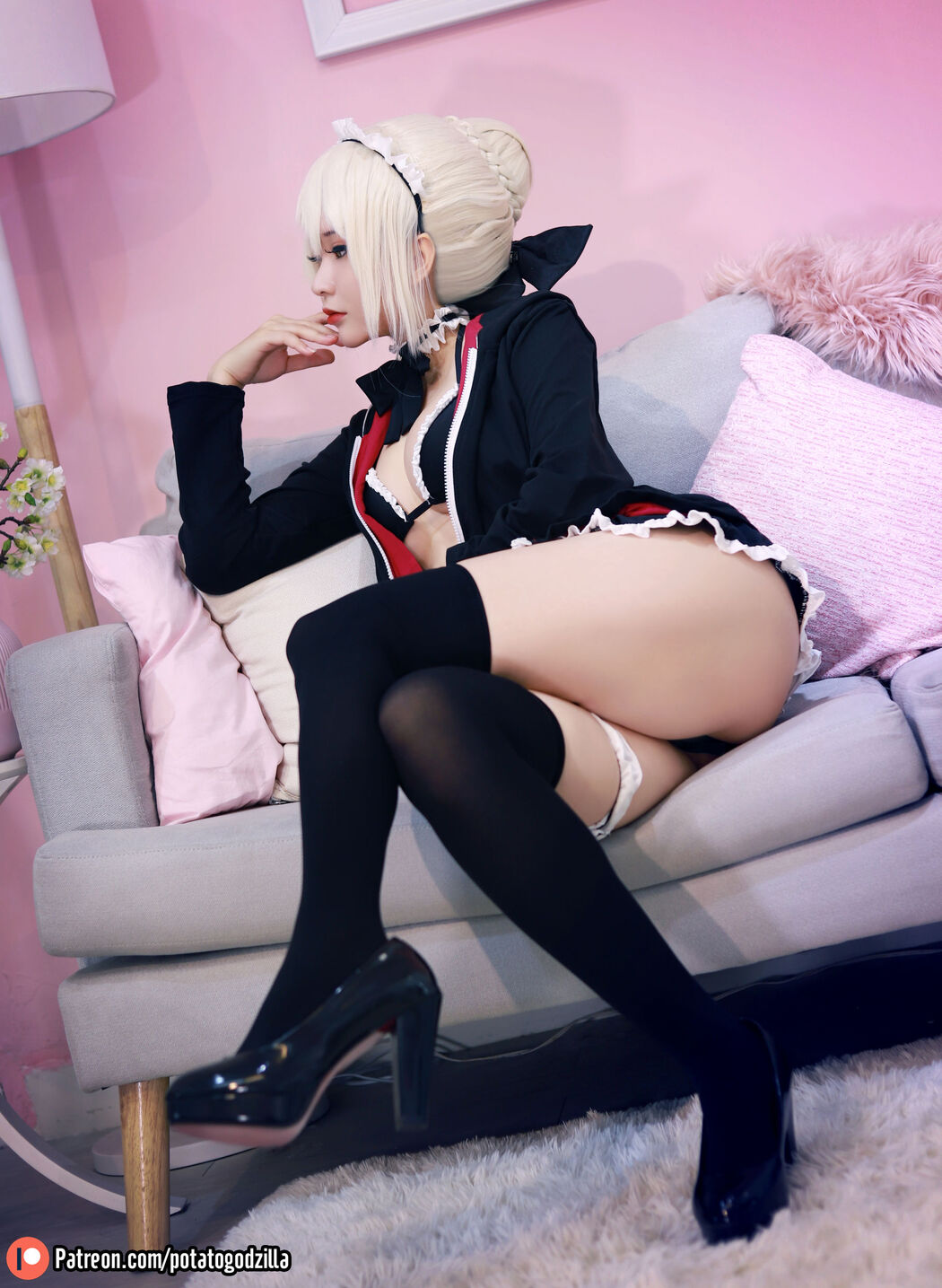 [Internet celebrity COSER photo] Miss Coser Potato Godzilla - Saber Alter Maid