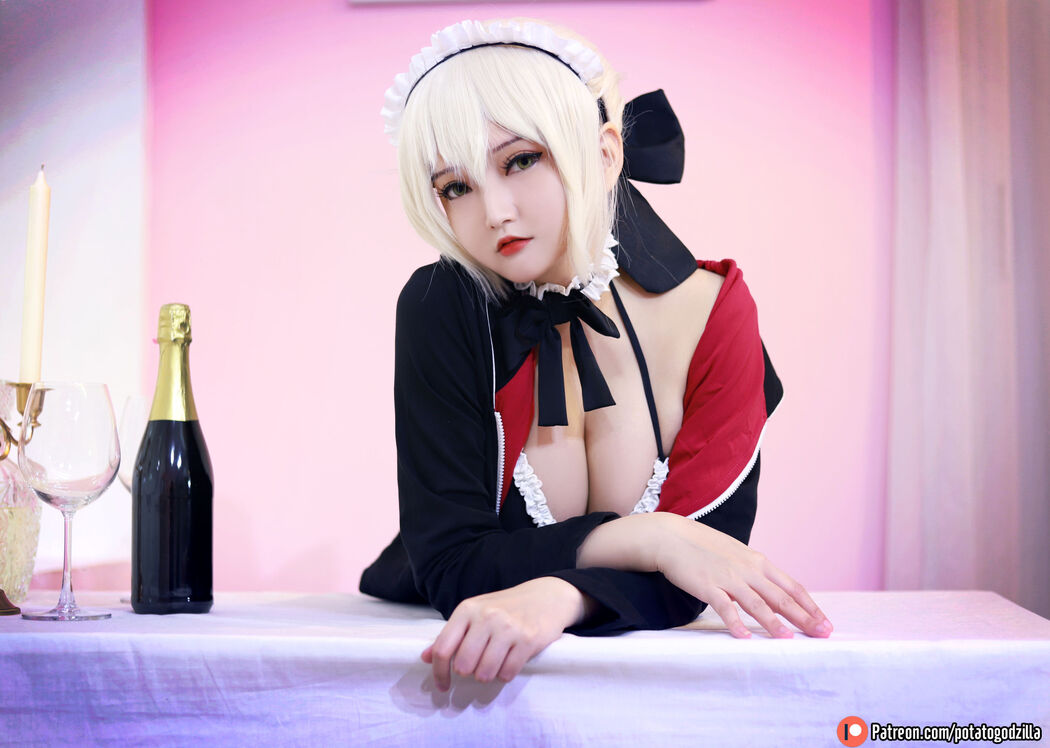[Internet celebrity COSER photo] Miss Coser Potato Godzilla - Saber Alter Maid