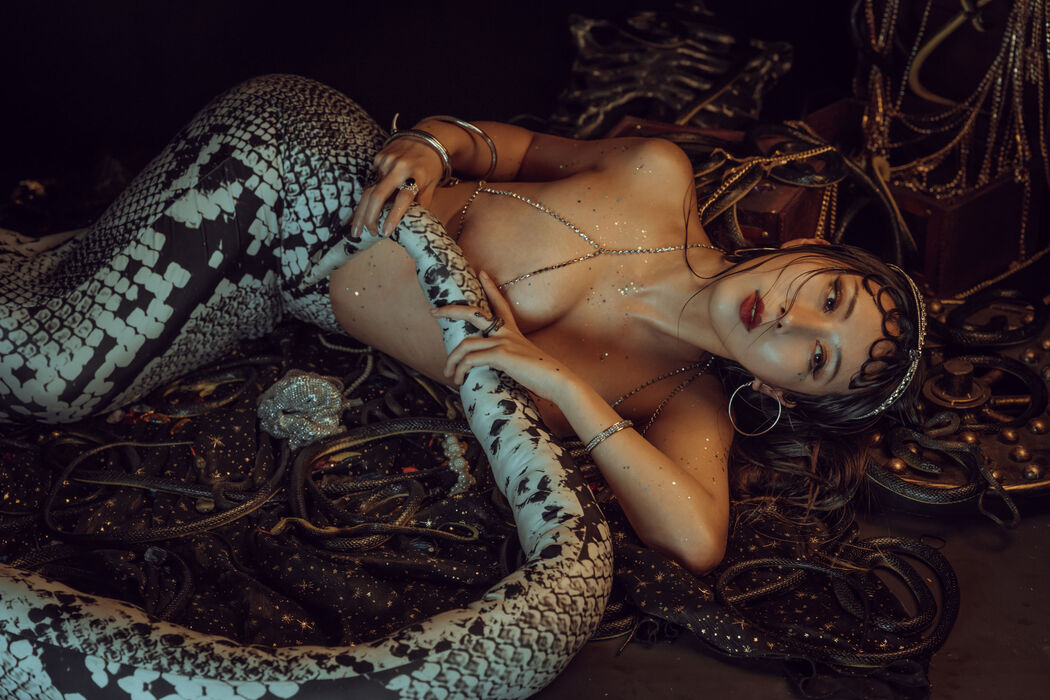 [Net Red COSER Photo] Yunxixi - Milk Peach Snake Ji