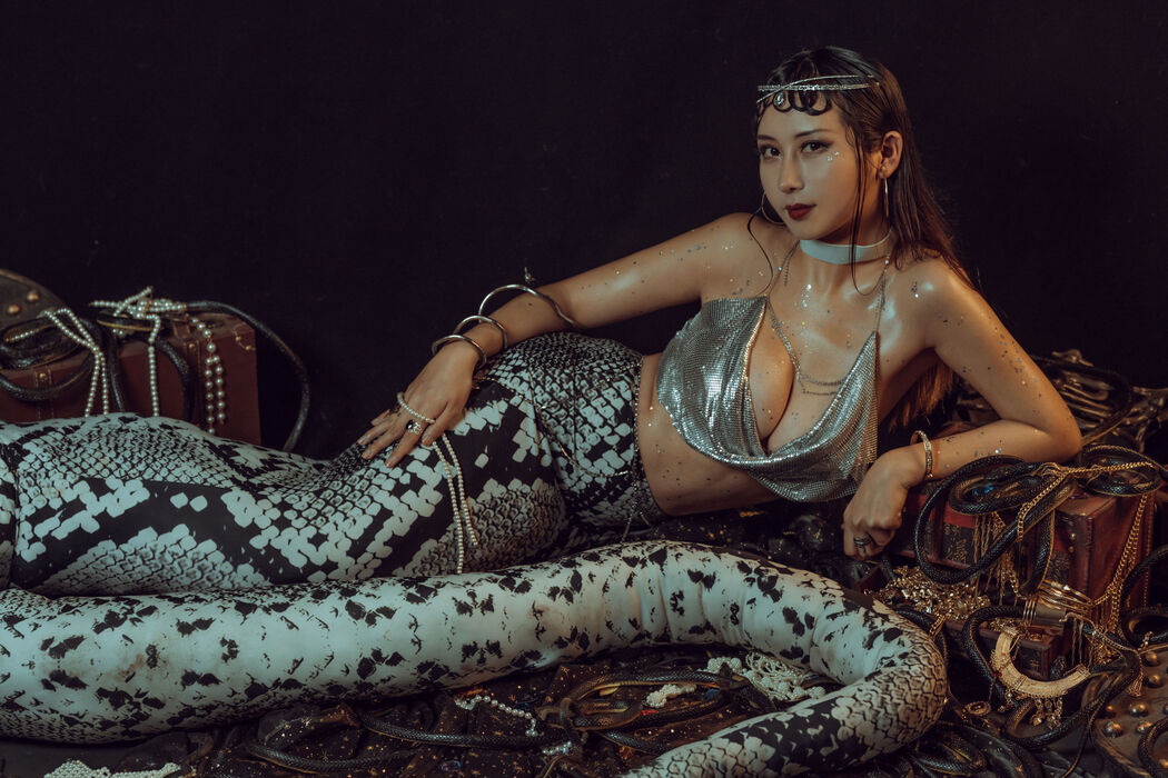 [Net Red COSER Photo] Yunxixi - Milk Peach Snake Ji