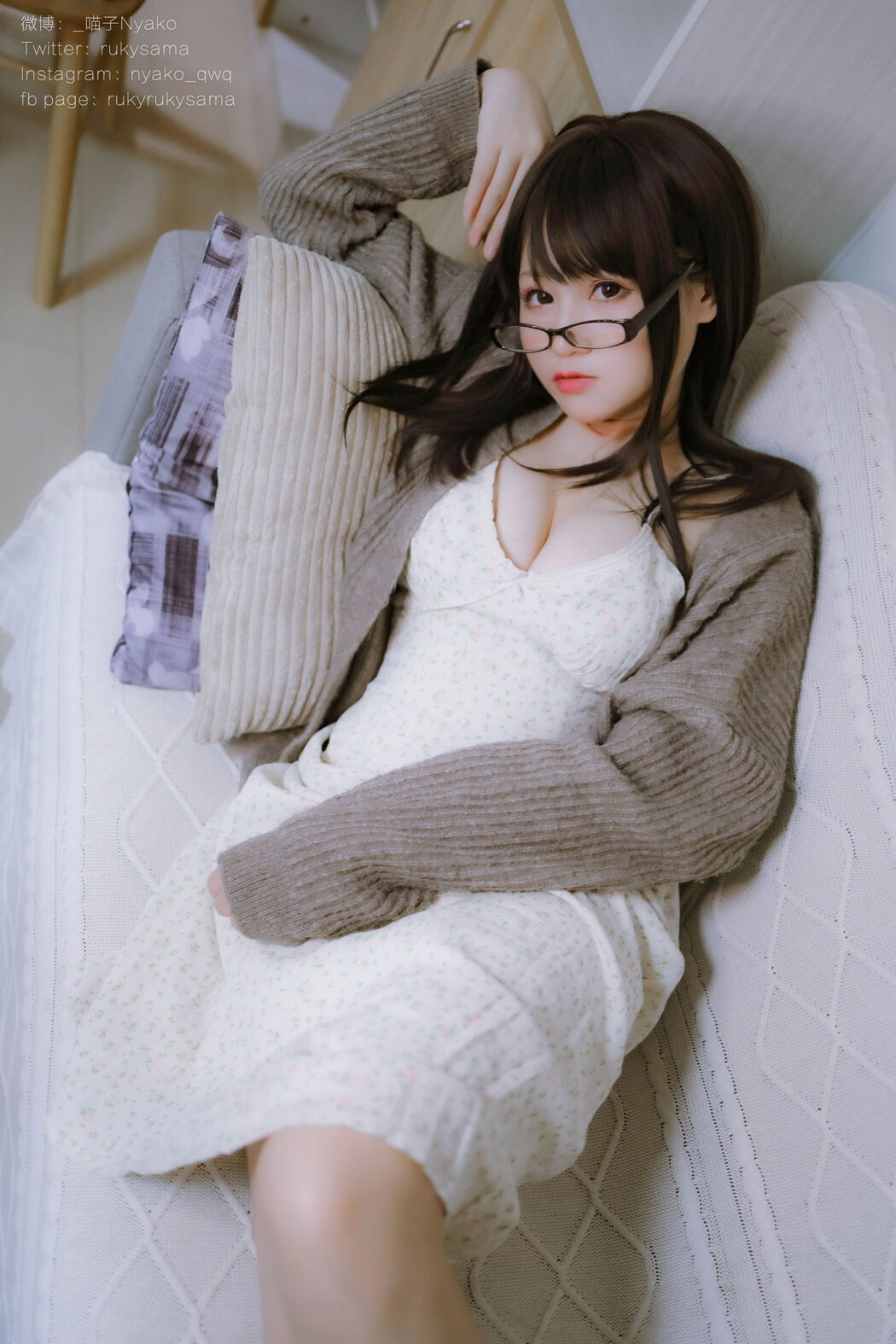 [Internet celebrity COSER photo] Cute girl Nyako cat-delusional life of another girl and の cohabitation of casual clothes series