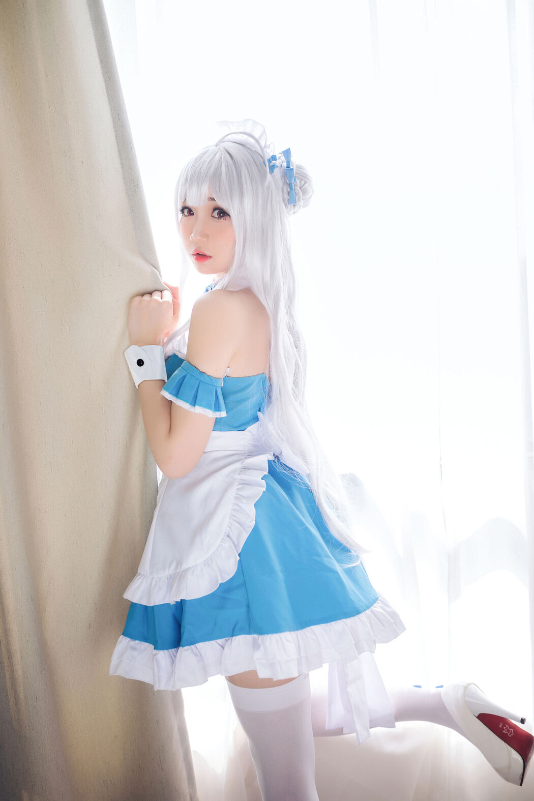 [Net Red COSER Photo] Braised Charcoal - Little Swan Maid