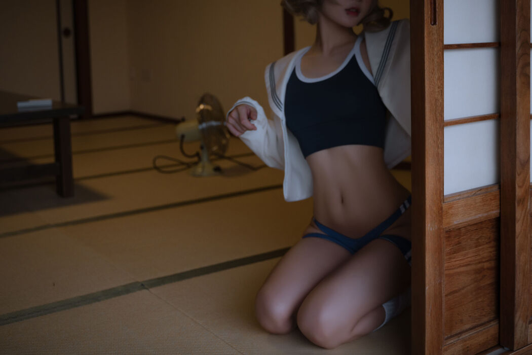 [Internet celebrity COSER photo] Anime blogger A Bao is also a rabbit girl - X-shaped gym suit