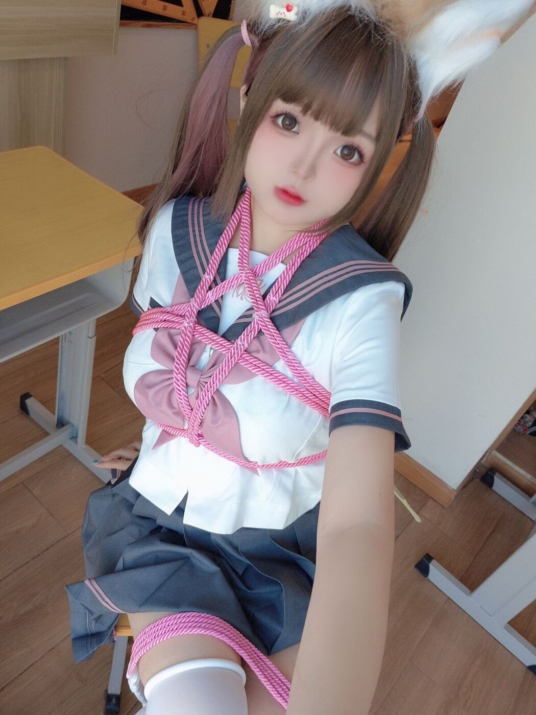 Coser@日奈娇 – 课桌捆绑 Part1