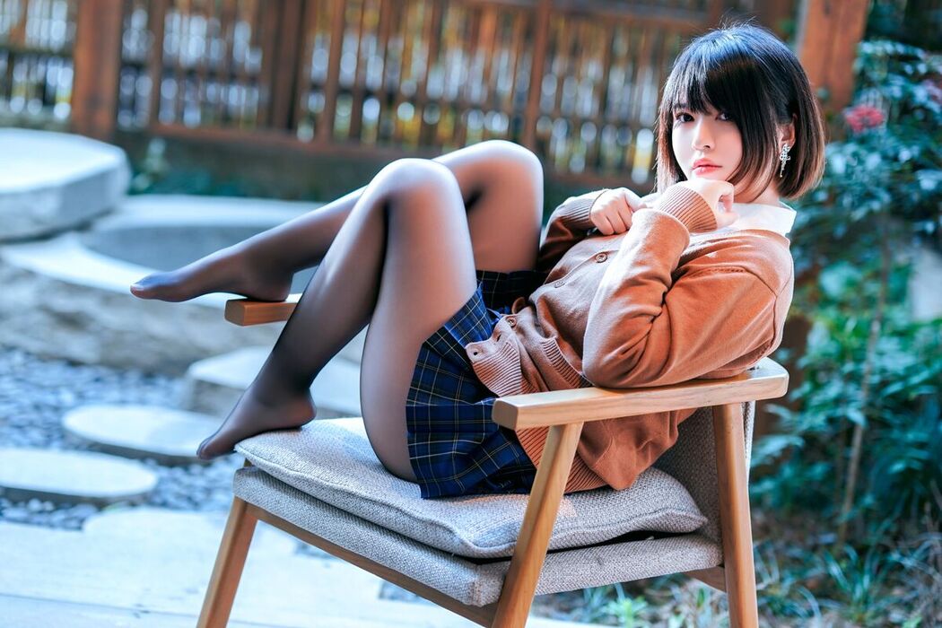 Coser@半半子 – 彼女の制服姿が好き 电车庭院