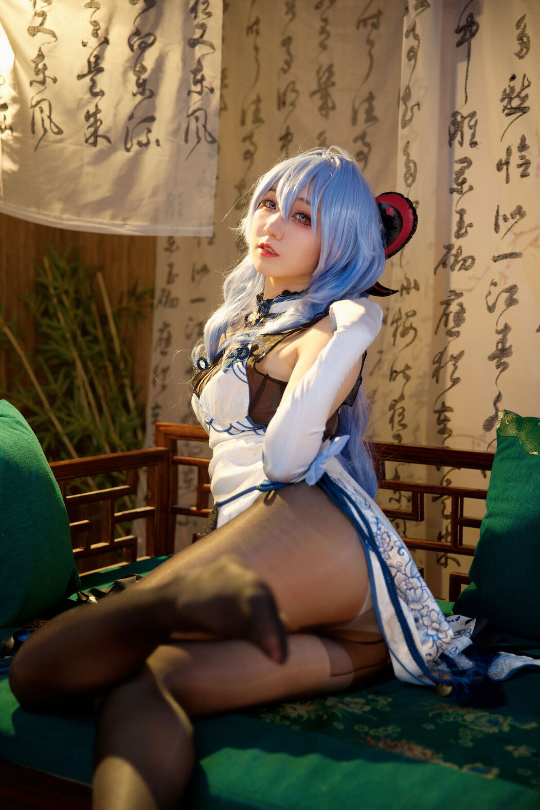 Coser@屑雪雪鸭 – 甘雨青花瓷旗袍