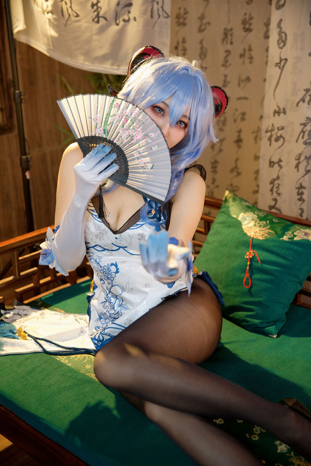 Coser@屑雪雪鸭 – 甘雨青花瓷旗袍