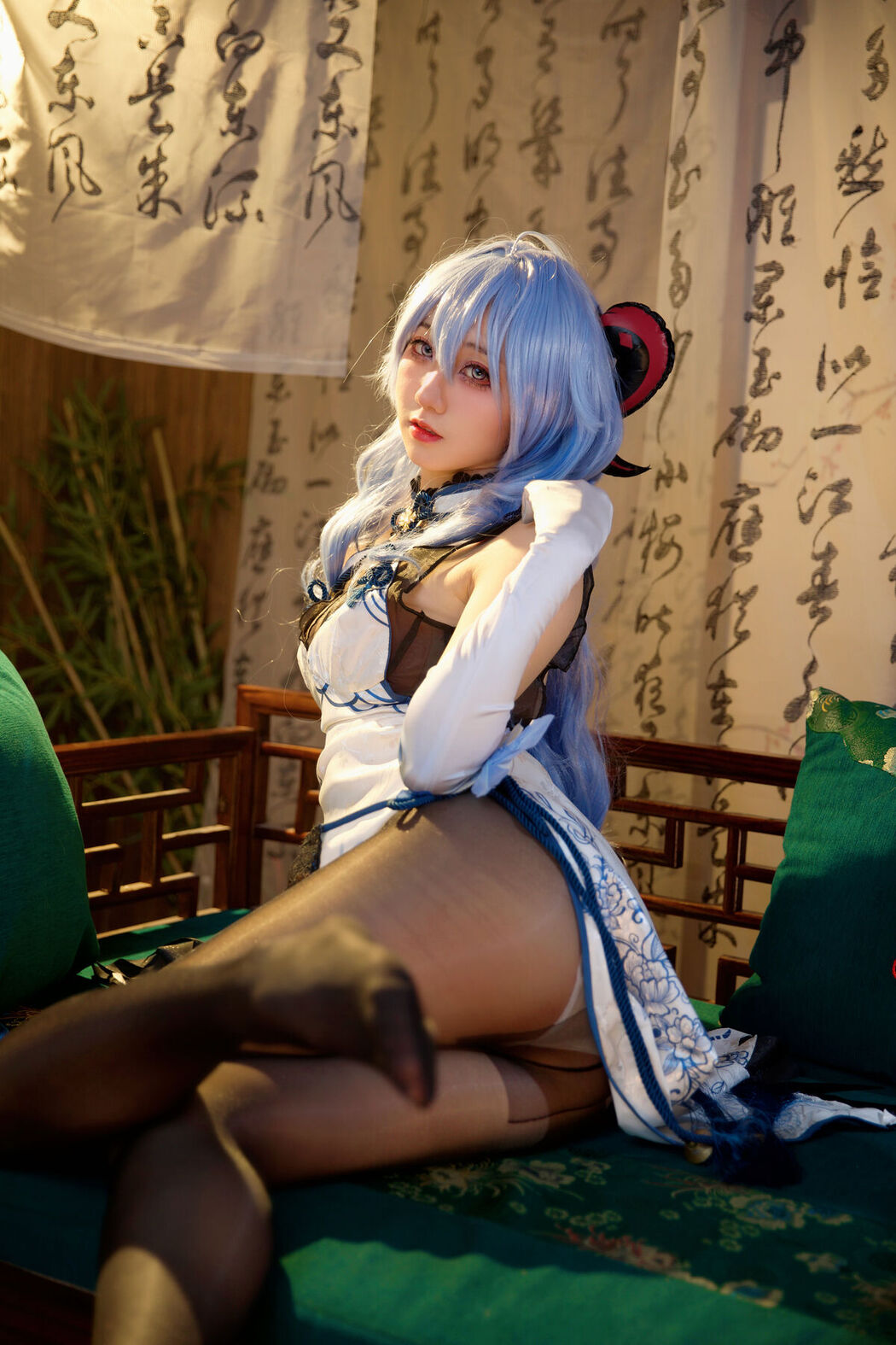 Coser@屑雪雪鸭 – 甘雨青花瓷旗袍