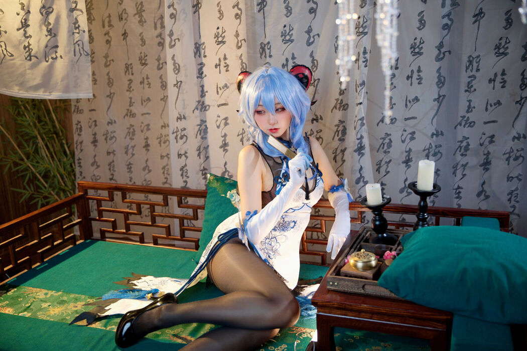 Coser@屑雪雪鸭 – 甘雨青花瓷旗袍