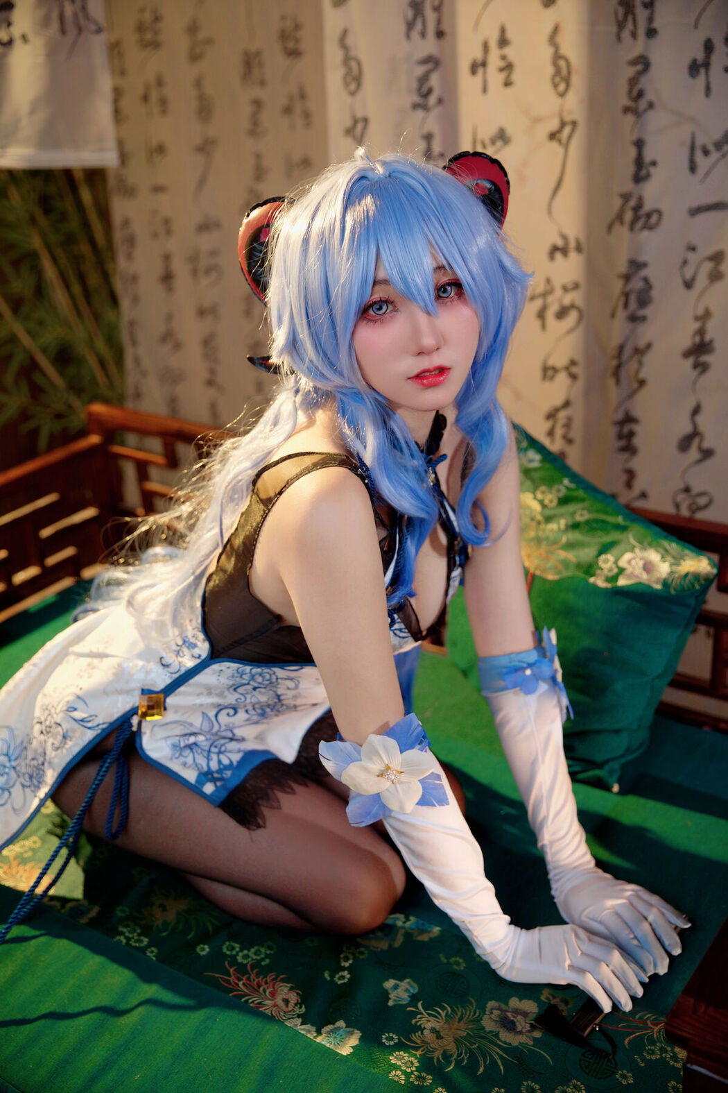Coser@屑雪雪鸭 – 甘雨青花瓷旗袍