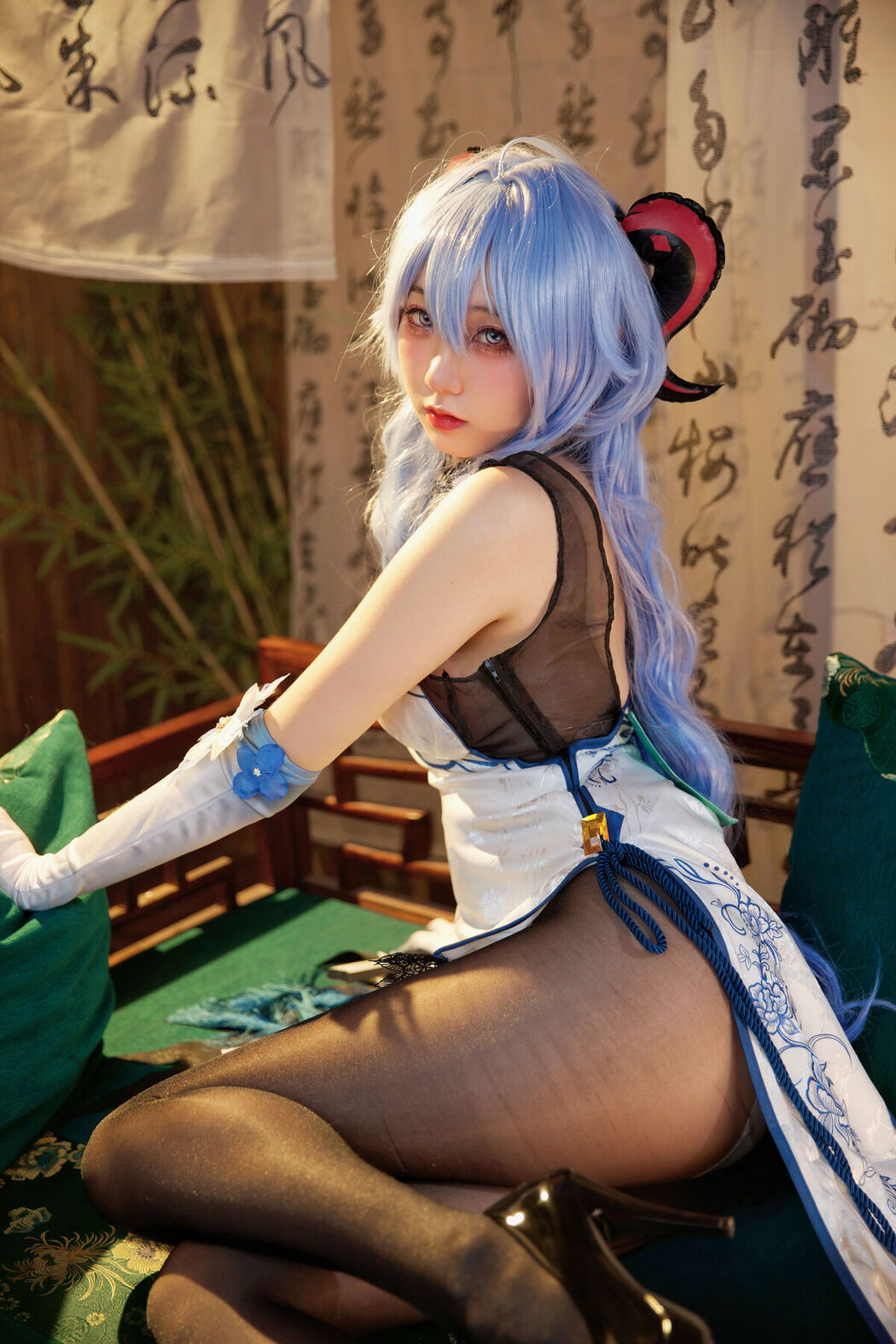 Coser@屑雪雪鸭 – 甘雨青花瓷旗袍